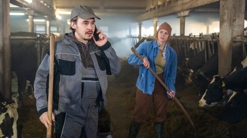 Sebastian (Dominik Stricker) und Celine (Ana Carolina Kleine) arbeiten im Stall