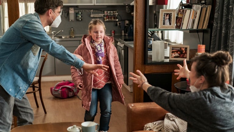 Andreas (Ralph Gassmann), Carlotta (Mila Breiter) und Eva (Lucie Muhr) im Leibgedinghaus