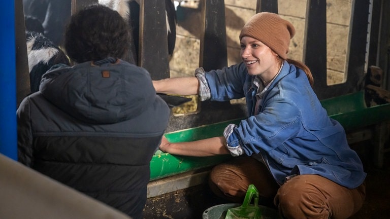 Albert (Alessio Hirschkorn) und Celine (Ana Carolina Kleine) arbeiten im Stall