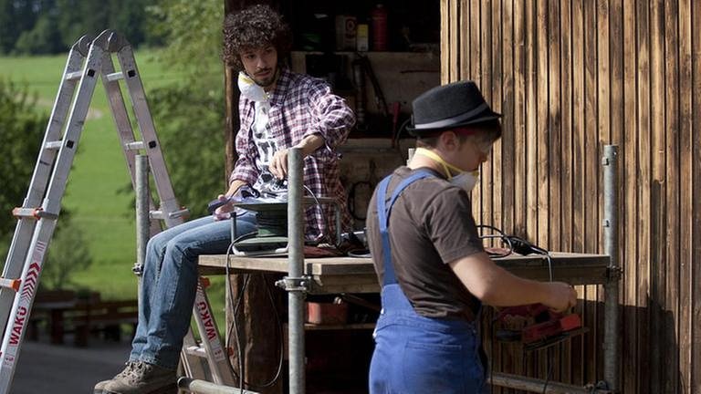 Albert und Sebastian arbeiten am Scheunentor