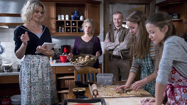 Kati führt in der Küche das Regiment - Celines Schwestern stechen Weihnachtsplätzchen aus, Karl und Bea schauen zu