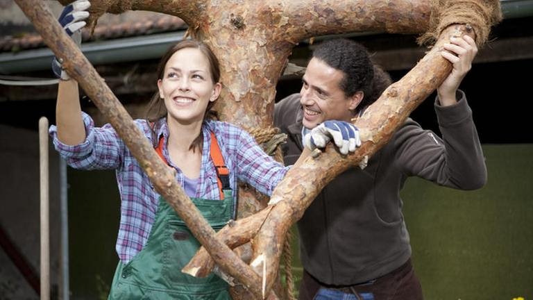 Sophie und Matthias mit einem besonders geformten Baum