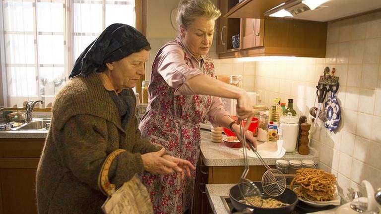 Johanna und Lioba kochen in Johannas Küche