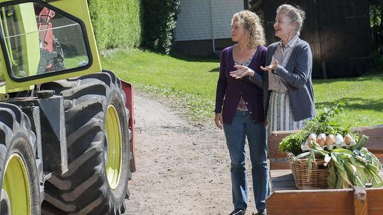 Bea und Johanna stehen vor Karls neuem Schlepper