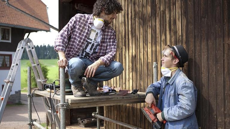 Albert und Sebastian arbeiten an einem Scheunentor