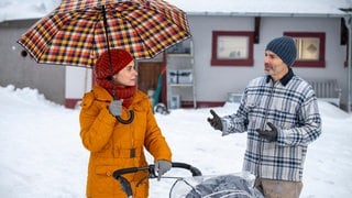 Jenny (Julia Obst) und Manuel (Marco Canadea) mit Matteos Kinderwagen vor dem verschneiten Fallerhof