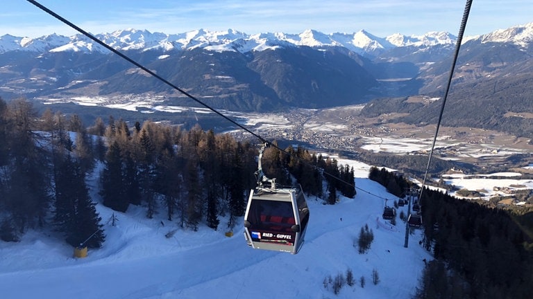 Mit bestem Blick auf Bruneck und das breite Pustertal schwebt man in der Luft.