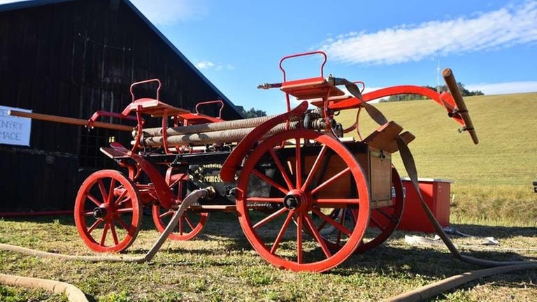 Die historische Wasserspritze der Feuerwehr TremesnaRöwerdsdorf.