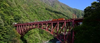 Gleich am Eingang zur Kurobe-Schlucht ist das wohl spektakulärste Bauwerk der Kurobe-Gorge-Railway zu bewundern.