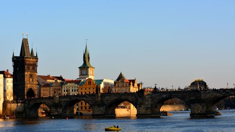 Die schönste und bekannteste ist die im 14. Jahrhundert errichtete Karlsbrücke.