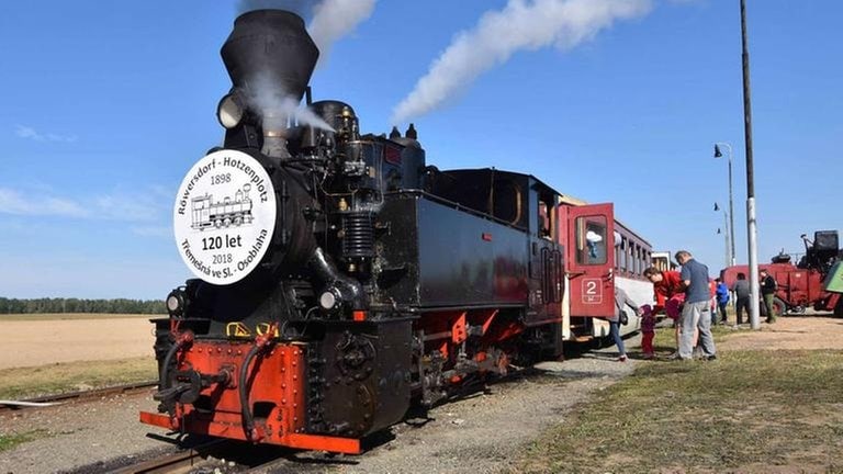 Jubiläumsdampfzug mit der rumänischen Resita-Lok im Bahnhof Slezské Rudoltice (Roßwald).