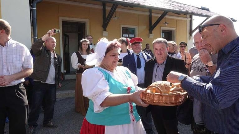 Kleine Feier zur Vorstellung des renovierten Bahnhofs lezské Rudoltice (Roßwald).