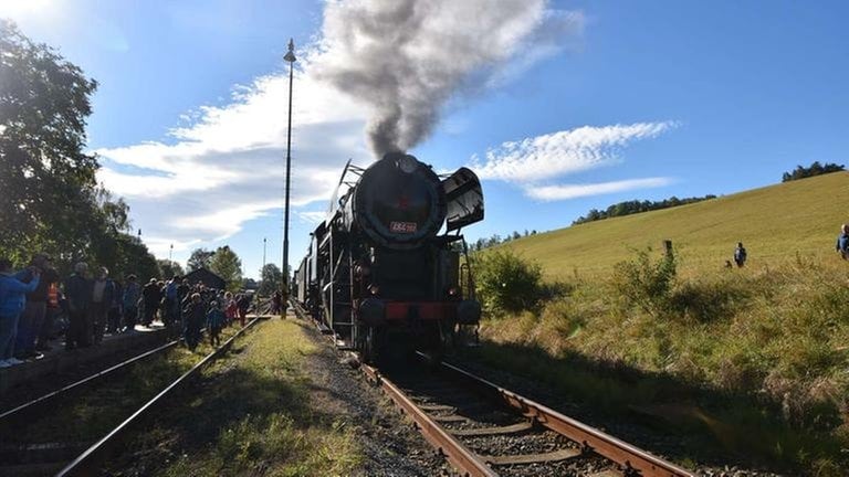 Die Normalspurdampflok 464.202 aus dem Museumsbestand der Staatsbahn CD ist mit einem Sonderzug in TremesnaRöwersdorf angekommen.