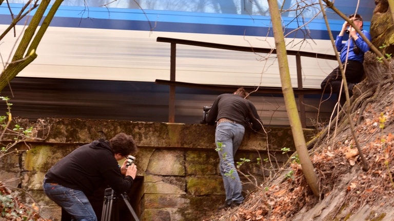 Sozusagen mit Volldampf donnern die Züge durch den Tunnel in Nelahozeves, nahe Prag.