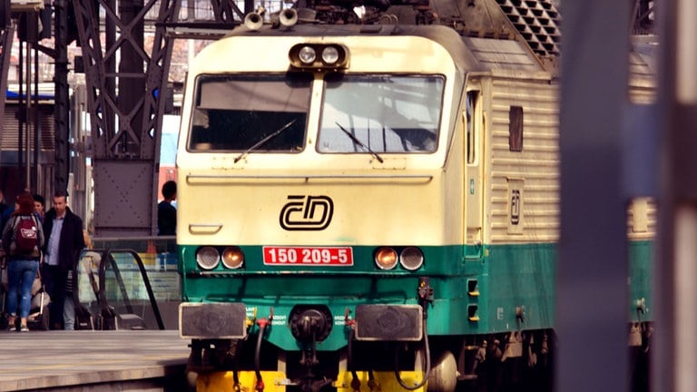 Der Hauptbahnhof in Prag (Praha hlavní nádraží) ist ein Durchgangsbahnhof