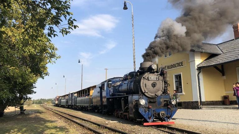 U 57.001 dampft aus dem Bahnhof lezské Rudoltice (Roßwald) in Richtung Tremesna.