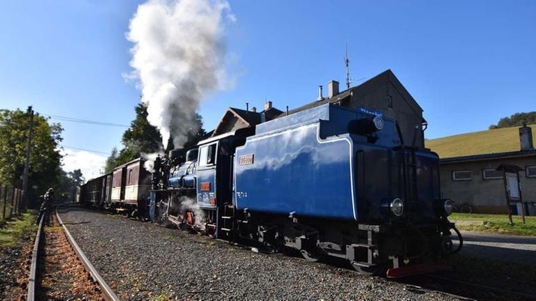 U 57.001 fährt mit dem ersten Zug des Tages aus TremesnaRöwersdorf aus.