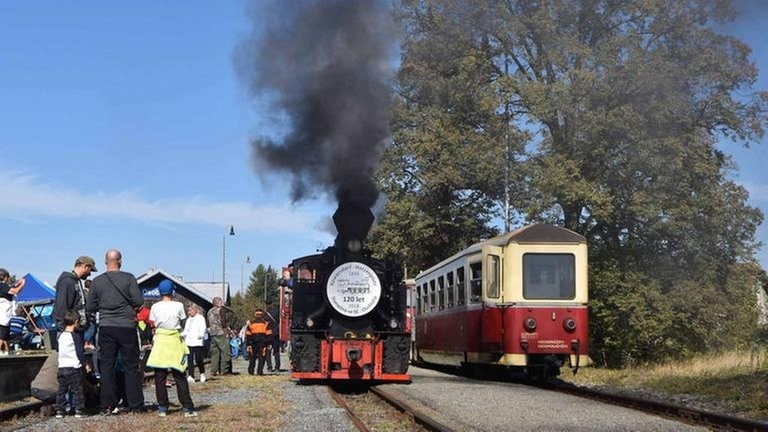 Hochbetrieb im Bahnhof OsoblahaHotzenplotz.