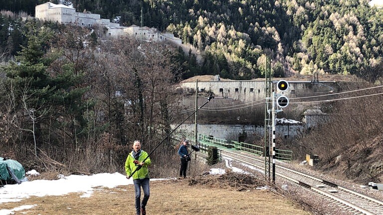 Mit einer Gopro (=Action-Kamera) am Stab wollen wir die Pustertalbahn ein weiteres Mal vor ihrer Einfahrt in die Franzensfeste abfangen.