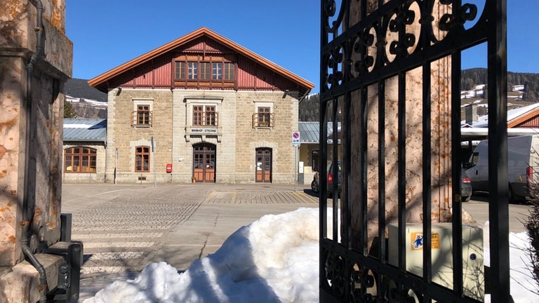 6. Den nächsten Tag verbringen wir in Toblach: Der Bahnhof ist liebevoll restauriert worden - unser Ausgangspunkt für einen Ausflug in die Geschichte der Stecke.