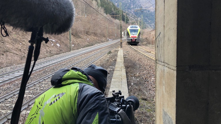 Es ist vorbei mit der Einspur-Idylle. Mehrspurig geht es die letzten Meter auf der Brennerbahnstrecke Richtung Bahnhof Franzensfeste.