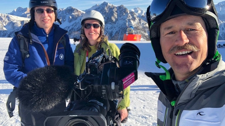 Das SWR-Team auf dem Kronplatz: am vierten Drehtag geht es mit großer Kamera auf die Skier.