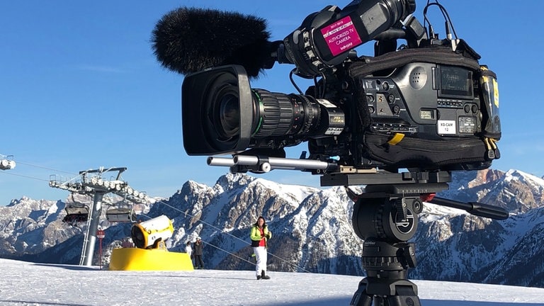 Eine SWR-Kamera mitten auf dem Kronplatz im Skigebiet. Und wo geht es hier zum Zug?