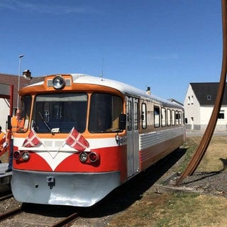 Neben dem Bahnhof wartet im Sommer noch ein anderer Zug: die Bergbahn von Lemvig.