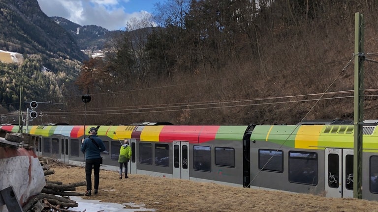 Es klappt! Einer Kranfahrt gleich schwebt die Minikamera ein Stück parallel zur Bahn.