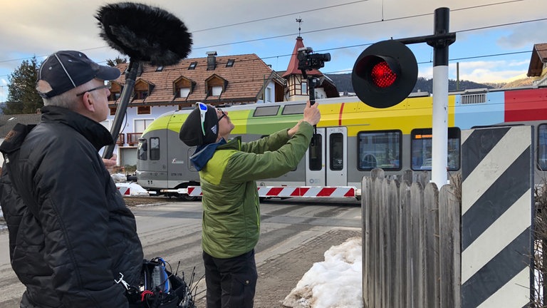 Zurück in Toblach warten wir mal wieder auf die Bahn. Diesmal verspätet sie sich. 