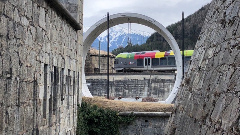 Die Pustertalbahn fährt ins Brennertal ein, wo in der Nähe der Franzensfeste gerade der Brennerbasistunnel entsteht.