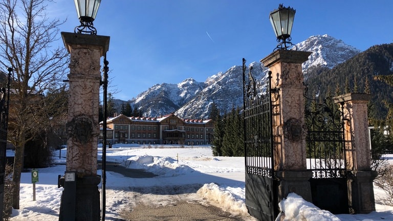 Das „Tor zum Tourismus“ in Toblach: die Südbahngesellschaft hat nicht nur die Bahnstrecke und zahlreiche Bahnhöfe gebaut.