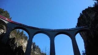 Glacierexpress auf dem berühmten Landwasserviadukt