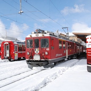 Der Bernina Express bei der Ausfahrt aus St. Moritz