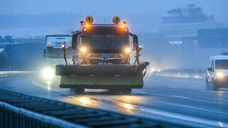 Ein Streufahrzeug vom Winterdienst ist auf der A6 bei Bad Rappenau unterwegs. 