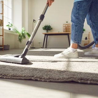 Staubsaugen im Wohnzimmer - worauf beim Kauf eines Staubsaugers geachtet werden sollte