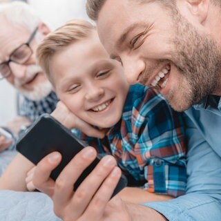 Drei Generationen mit Smartphones