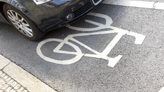 Ein Autofahrer hat seinem Pkw auf einem Fahrradweg abgestellt.