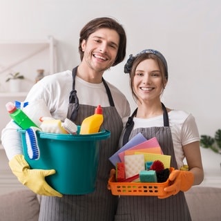 Mann und Frau mit Putzmitteln und Reinigunstextilien