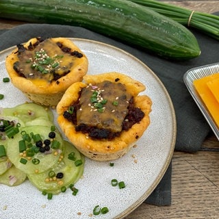 Cheeseburger-Muffin mit Gurke