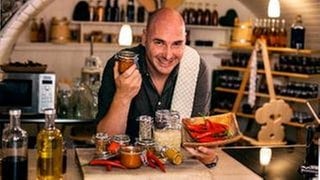 Timo Böckle im Keller mit Grillsauce in der Hand