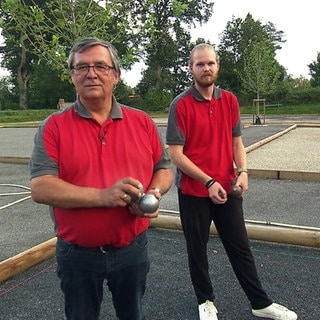 Zwei Männer spielen Petanque