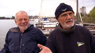 Regatta auf dem Kollersee: Kurt Magin von den Kollerskippern in Brühl steht auf einem Segelboot. 