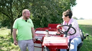 André Motzer und Sonja Faber-Schrecklein sind auf einer Streuobstwiese in Bittenfeld.