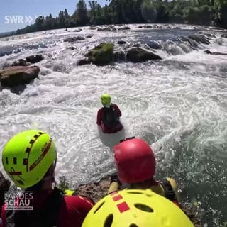 Strömungsretter in einem Fluss bei einer Übung