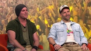 Die Musiker Korbinian Arendt und Stefan Raaflauf von voXXclub sind zum Interview im Landesschau Studio.