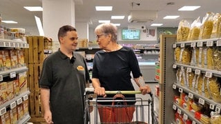 Chris Pietsch redet mit einer Kundin im Supermarkt in Waiblingen-Beinstein