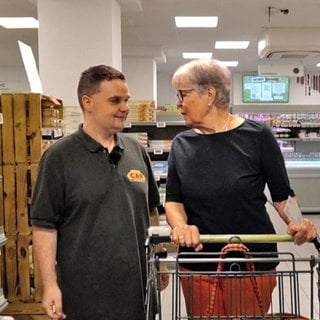 Chris Pietsch redet mit einer Kundin im Supermarkt in Waiblingen-Beinstein