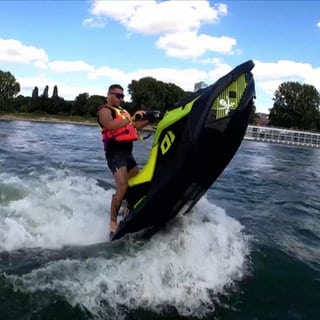 Mann fährt Jetski