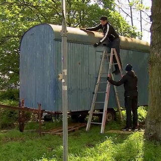 Schüler restaurieren einen Bauwagen